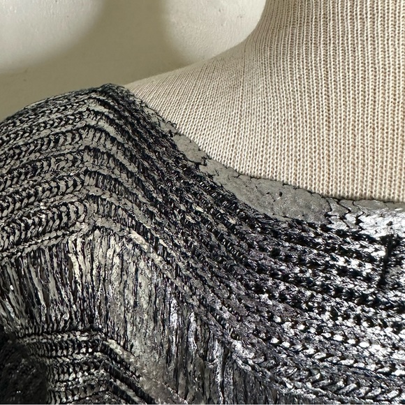 Huang Shu Chi Silver Metallic Top Large Medium - Picture 5 of 10